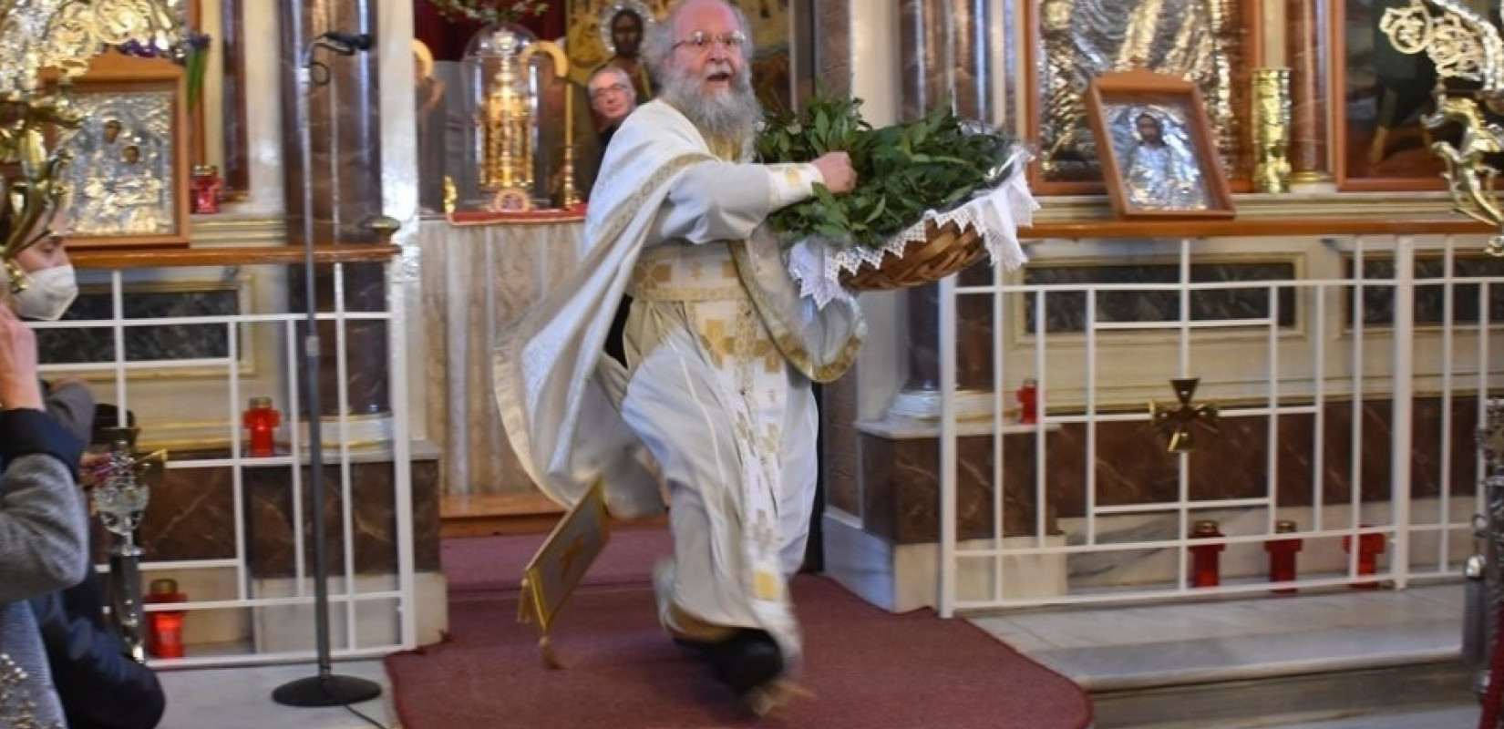 «Ανάστα ο Θεός» - Η εντυπωσιακή πρώτη Ανάσταση στον Ιερό Ναό της Παναγίας Ευαγγελίστριας Χίου