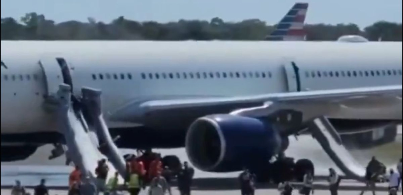 Φωτιά σε κινητήρα αεροσκάφους της Delta Airlines - Από τις τσουλήθρες εκκένωσαν οι επιβάτες (βίντεο)