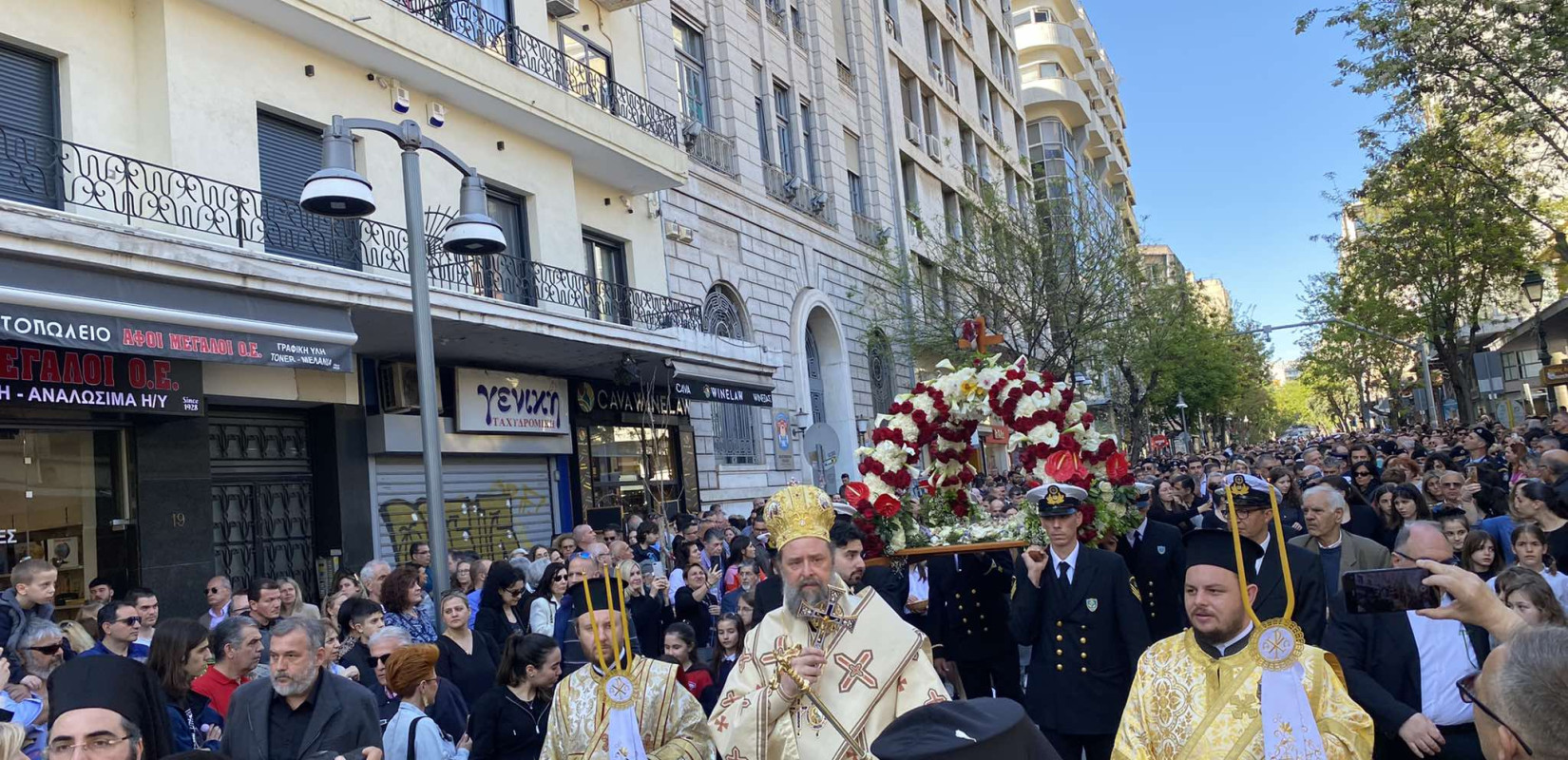 Θεσσαλονίκη: Πλήθος κόσμου στην πρώτη περιφορά Επιταφίου από το Ναό του Αγίου Μηνά (βίντεο)
