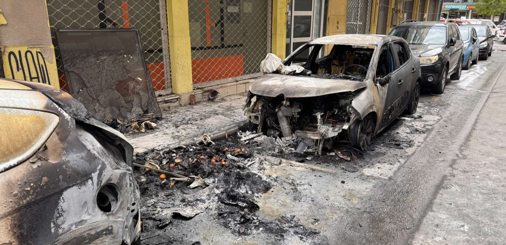 Θεσσαλονίκη: Τρία αυτοκίνητα στις φλόγες μετά από φωτιά σε κάδο απορριμμάτων - Βίντεο από τη στιγμή που ξέσπασε η φωτιά