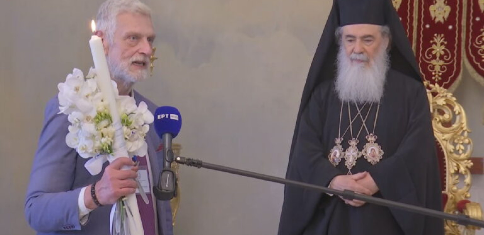 Ιεροσόλυμα: Παρέλαβε το Άγιο Φως η ελληνική αντιπροσωπεία – Η αντιφώνηση του Γιάννη Λοβέρδου