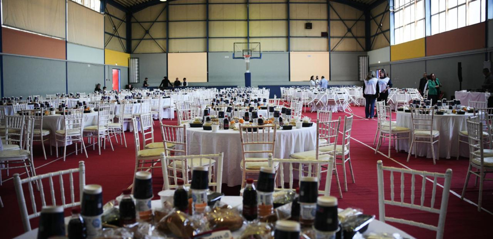 Πασχαλινά γεύματα αγάπης από τον δήμο Αθηναίων (φωτό)