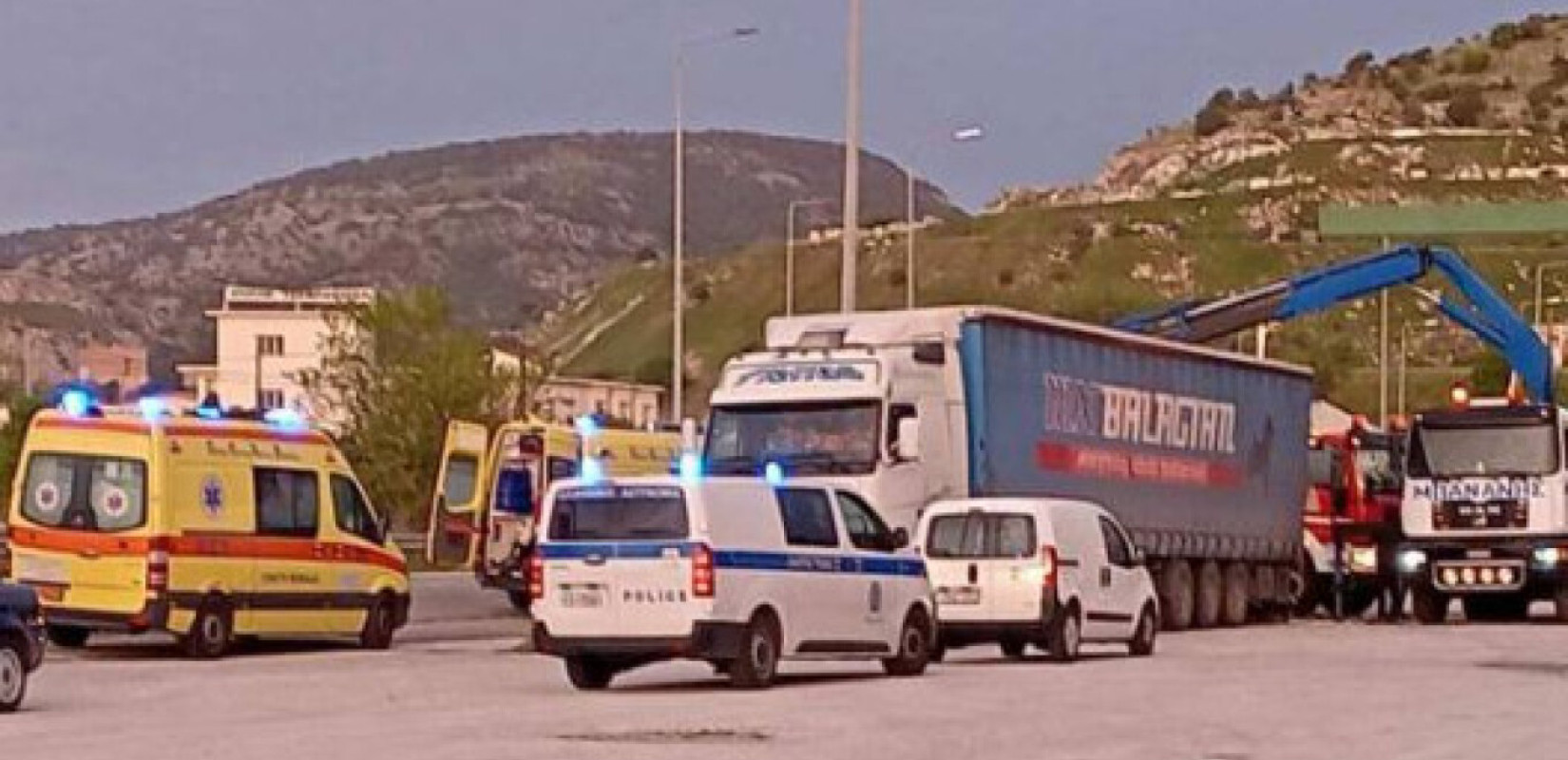 Καβάλα: Αυτοκίνητο συγκρούστηκε με φορτηγό - Στη ΜΕΘ 22χρονος που εγκλωβίστηκε Καβάλα: Αυτοκίνητο συγκρούστηκε με φορτηγό - Στη ΜΕΘ 22χρονος που εγκλωβίστηκε