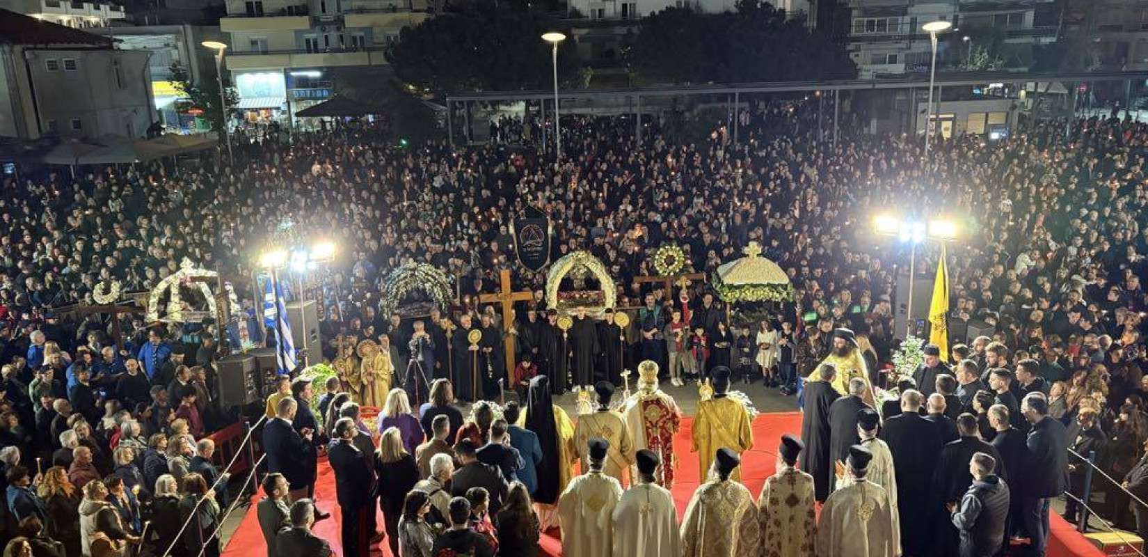Καλαμαριά: Xιλιάδες κόσμου στη περιφορά των Επιταφίων - Τα εγκώμια έψαλλε ο Δ. Μπάσης μαζί με πιστούς
