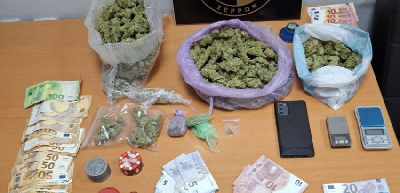 Θεσσαλονίκη: 19χρονος είχε πάνω από ένα κιλό κάνναβης και περισσότερα από 1.000 πλαστά ευρώ στο σπίτι του