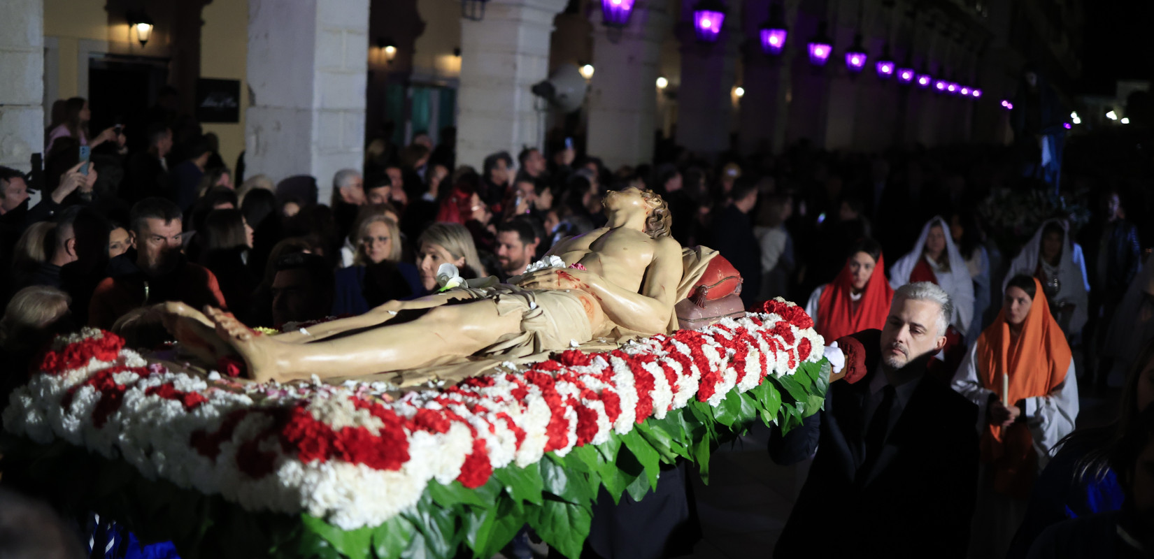 Κέρκυρα: Zωντανά η λιτανεία των Επιταφίων - Κατάμεστοι οι δρόμοι (βίντεο)