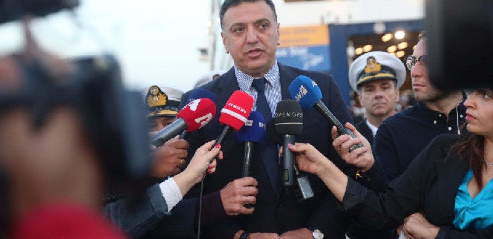 Επίσκεψη Κικίλια στο λιμάνι του Πειραιά – «Η μείωση των λιμενικών τελών από 1ης Μαΐου θα περάσει απευθείας στα ακτοπλοϊκά εισιτήρια» (βίντεο)