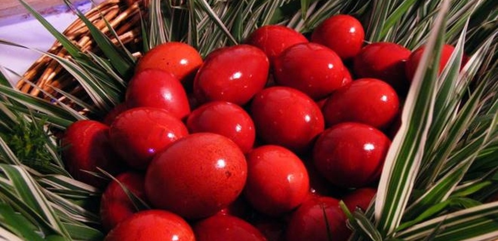 Γιατί βάφουμε κόκκινα τα αβγά του Πάσχα - Τι συμβολίζει το «τσούγκρισμα»