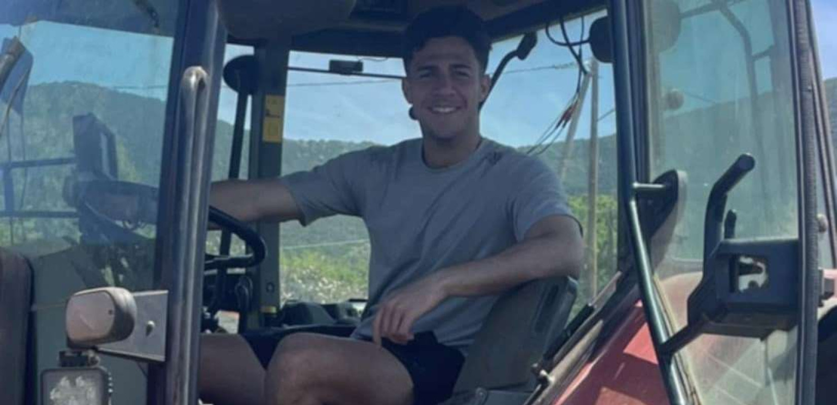 Ποδοσφαιριστής του Ολυμπιακού ανέβηκε σε τρακτέρ για να οργώσει το γήπεδο του χωριού του