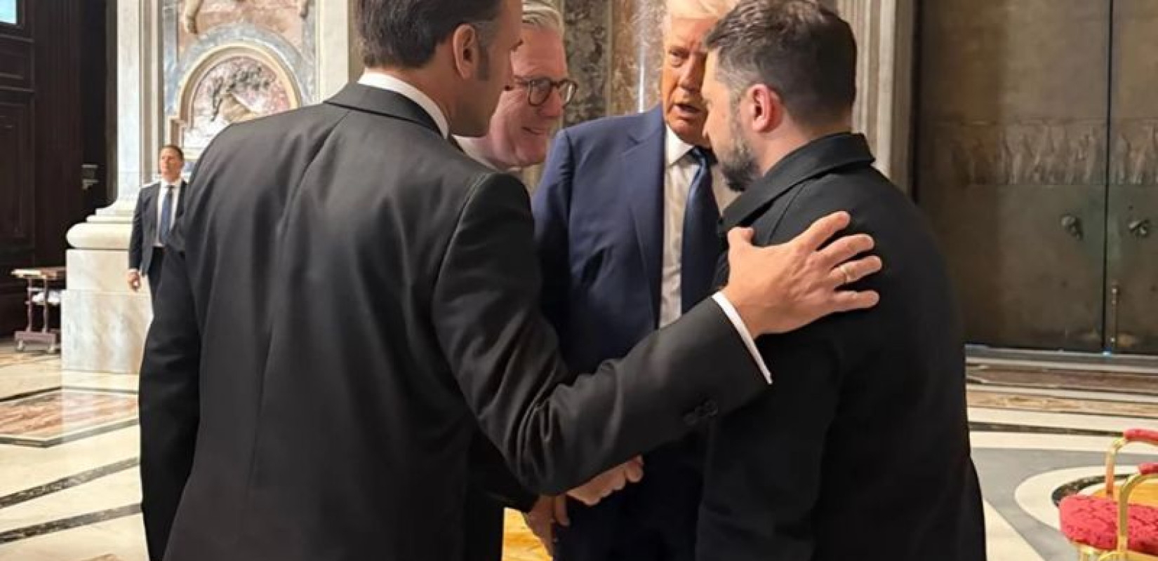 Μακρόν: Τις επόμενες 8-10 ημέρες θα εντείνουμε την πίεση στη Ρωσία για την Ουκρανία