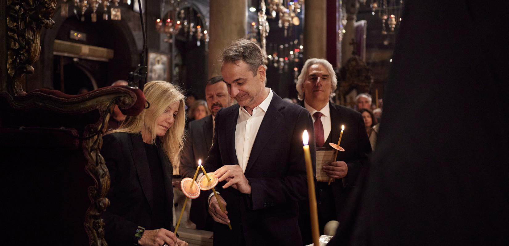 Τήνος: Tην ακολουθία και την περιφορά του Επιταφίου παρακολούθησε ο πρωθυπουργός Τήνος: Tην ακολουθία και την περιφορά του Επιταφίου παρακολούθησε ο πρωθυπουργός