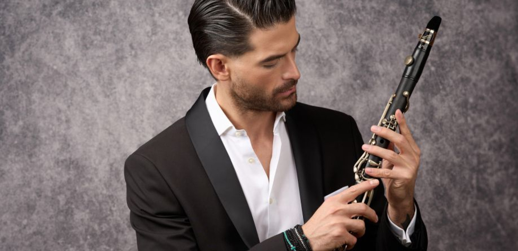 Ακρωτηριάστηκε σε δύο δάχτυλα από κροτίδα ο μουσικός Aρης Μουγκοπέτρος