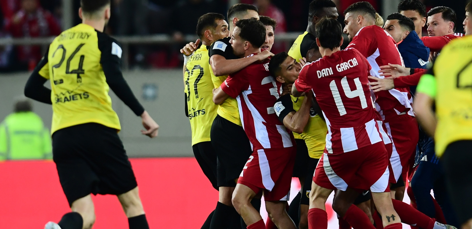 Super League: «Έβρεξε» ποινές για τα επεισόδια στο ντέρμπι Ολυμπιακός - ΑΕΚ (βίντεο)