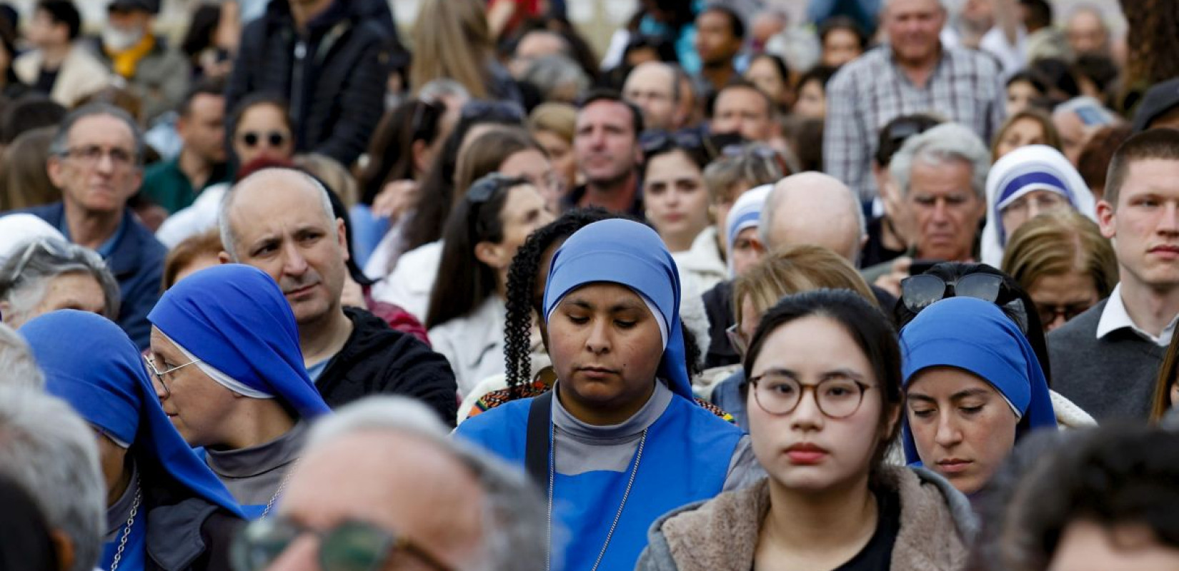 Πλήθος κόσμου σε όλα τα μήκη και πλάτη της Γης αποχαιρετά τον πάπα Φραγκίσκο
