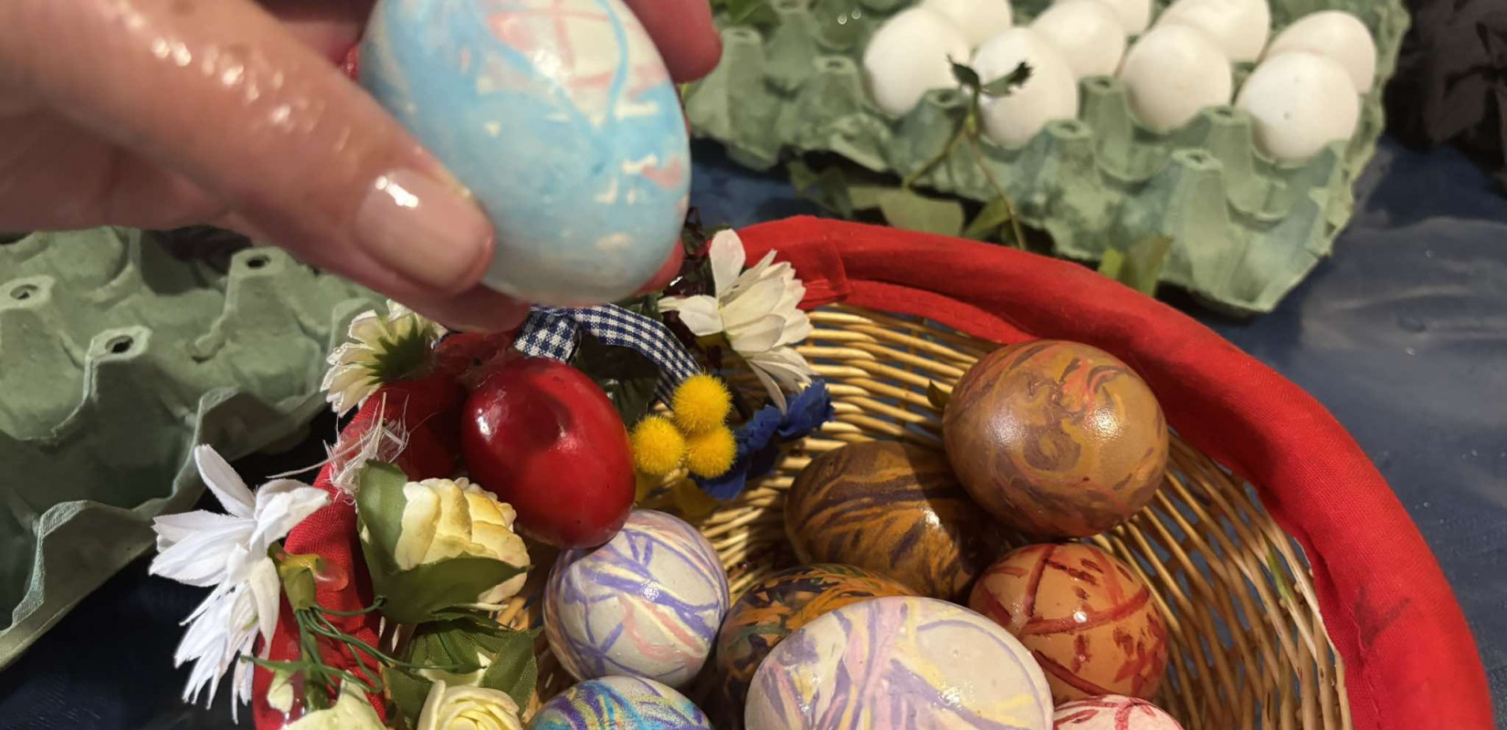 Πασχαλινά αυγά με κλωστές: Μια 87χρονη γυναίκα αποκαλύπτει τα μυστικά ενός ζωντανού εθίμου (βίντεο)