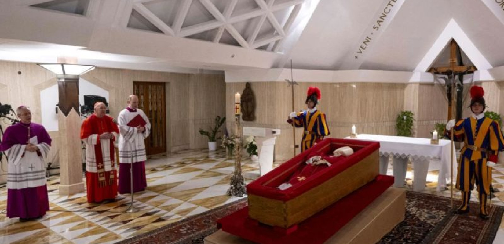 Οι πρώτες εικόνες του πάπα Φραγκίσκου στο ανοιχτό φέρετρο, πριν τεθεί σε λαϊκό προσκύνημα