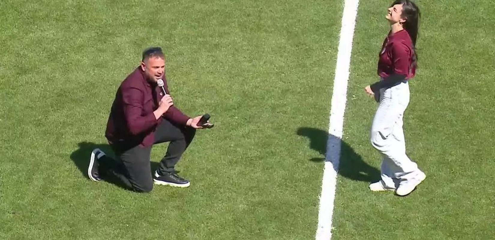 Δημοσιογράφος έκανε πρόταση γάμου στην αγαπημένη του στο ημίχρονο του αγώνα ΑΕΛ - ΠΑΣ Γιάννινα (βίντεο)