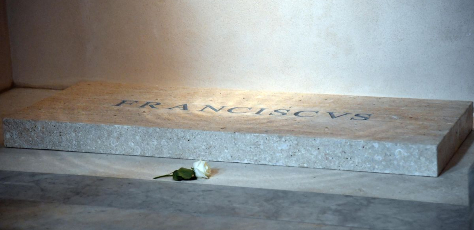 Εκατοντάδες προσκυνούν από το πρωί τον τάφο του πάπα Φραγκίσκου (βίντεο)