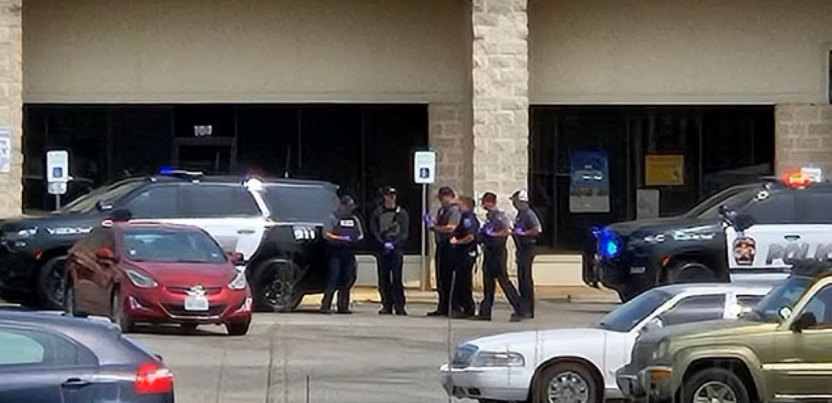 Tέξας: Ένοπλος οχυρώθηκε σε παντοπωλείο και πυροβολεί αστυνομικούς (φωτό)