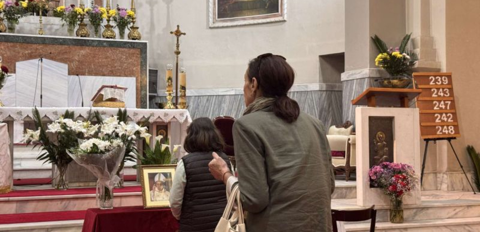 Θεσσαλονίκη: Δεκάδες πιστοί αποχαιρετούν με συγκίνηση τον Πάπα Φραγκίσκο