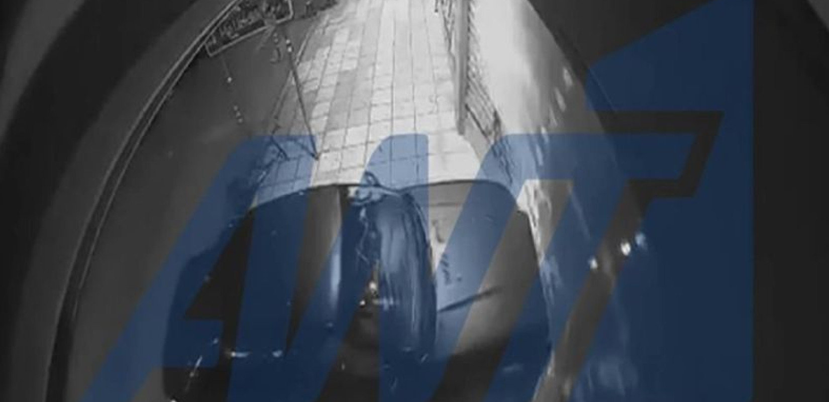 Θεσσαλονίκη: Καρέ - καρέ η στιγμή που αυτοκίνητο γκρεμίζει τζαμαρία καταστήματος, μετά από τρελή πορεία (βίντεο)