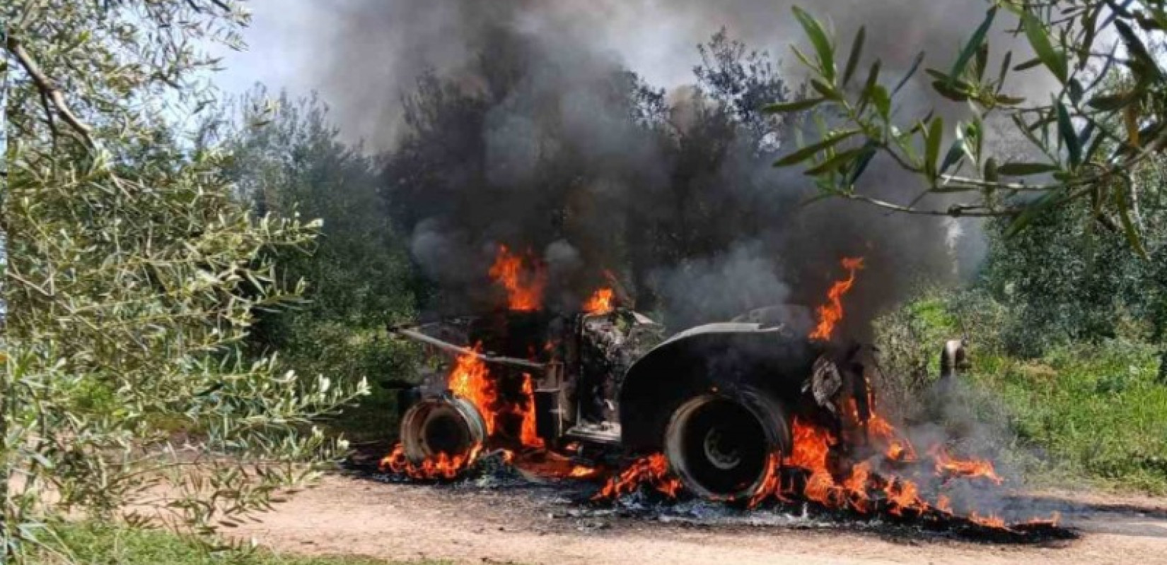 Χαλκιδική: Κάηκε ολοσχερώς το τρακτέρ αγρότη στον Άγιο Μάμα