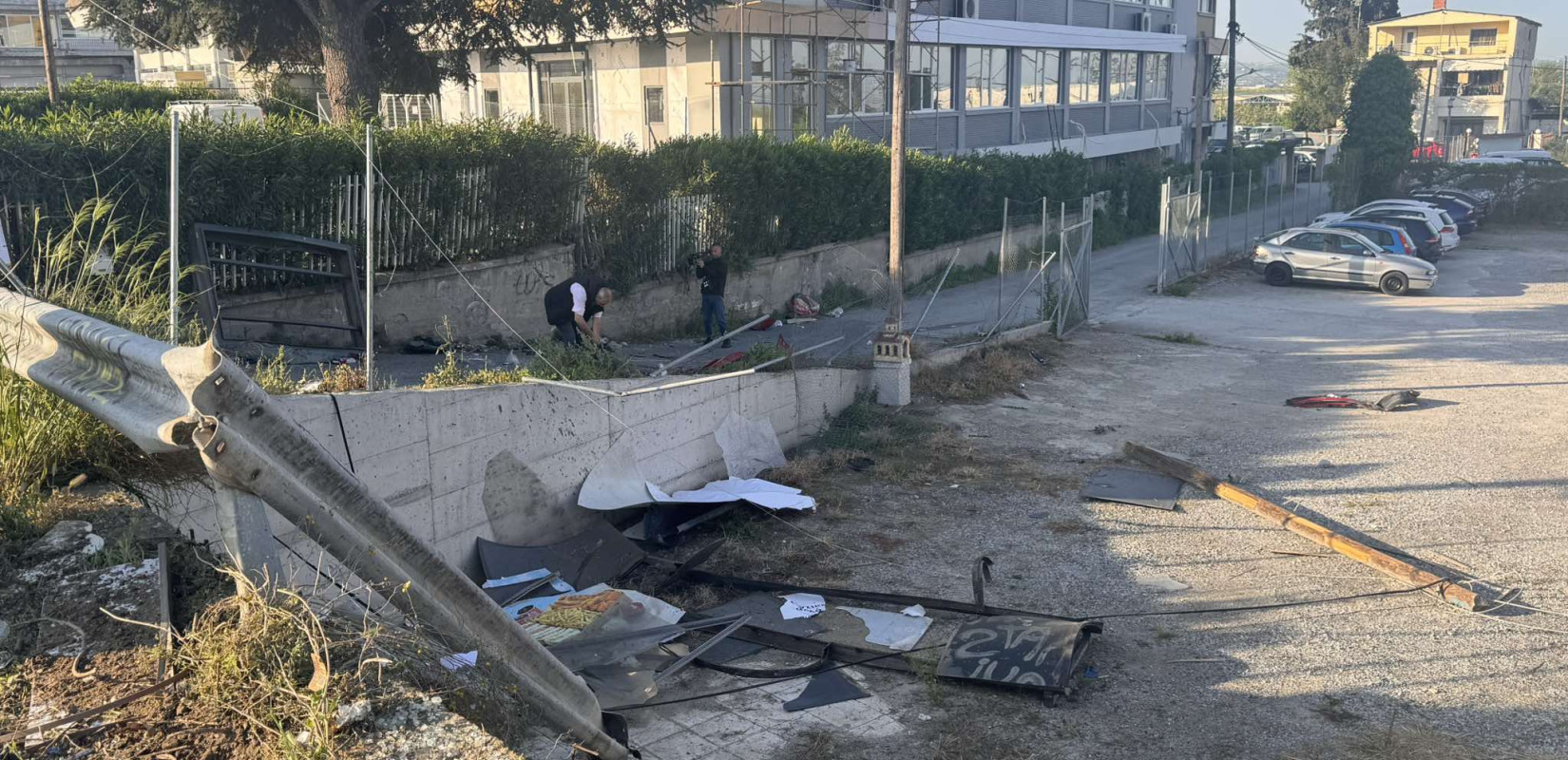 Θεσσαλονίκη: Σοκαριστικό τροχαίο στη Λ. Γεωργικής Σχολής - Αυτοκίνητο διέλυσε στάση λεωφορείου και προσγειώθηκε στη μέση του δρόμου (βίντεο)