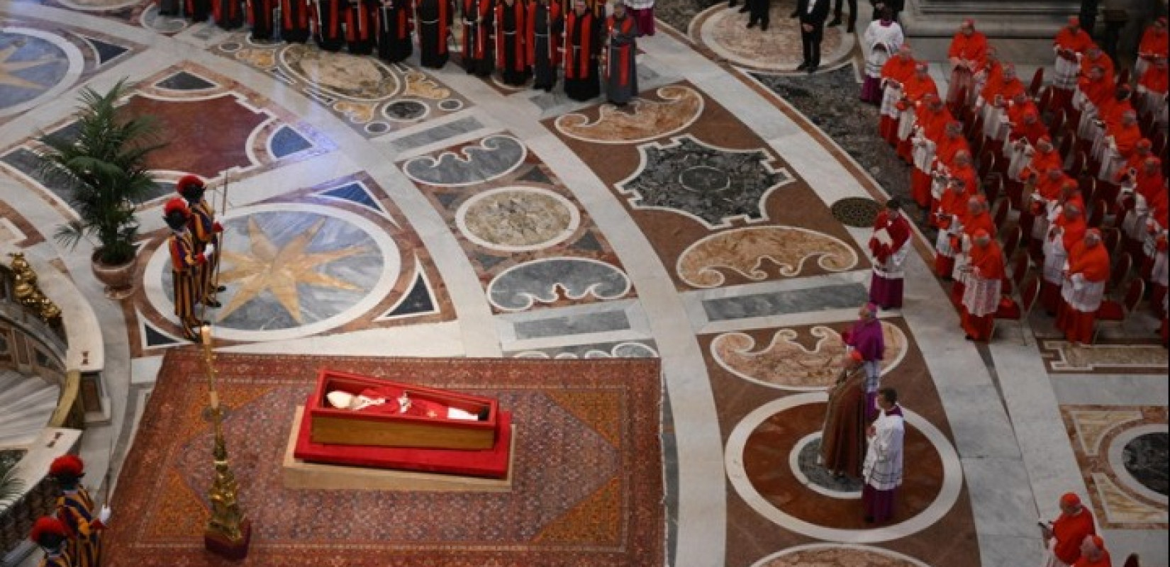 Ιταλία: Πάνω από 100.000 πιστοί στην πλατεία του Αγίου Πέτρου για το «ύστατο χαίρε» στον πάπα Φραγκίσκο - Δείτε ζωντανά