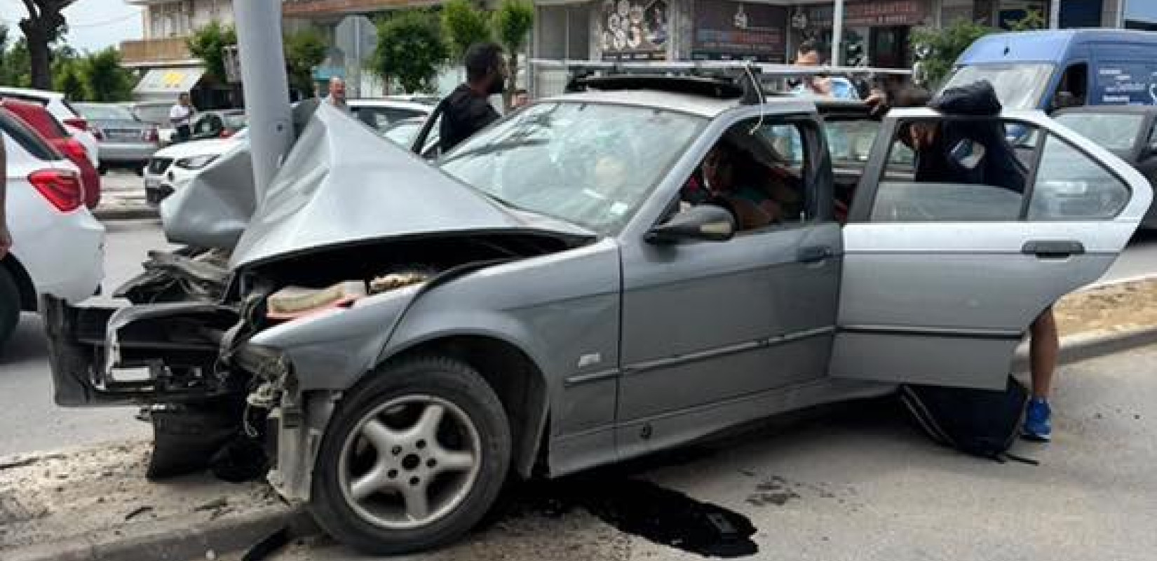 Θεσσαλονίκη: Μεθυσμένοι και οι 5 επιβαίνοντες του ΙΧ που έπεσε σε κολώνα
