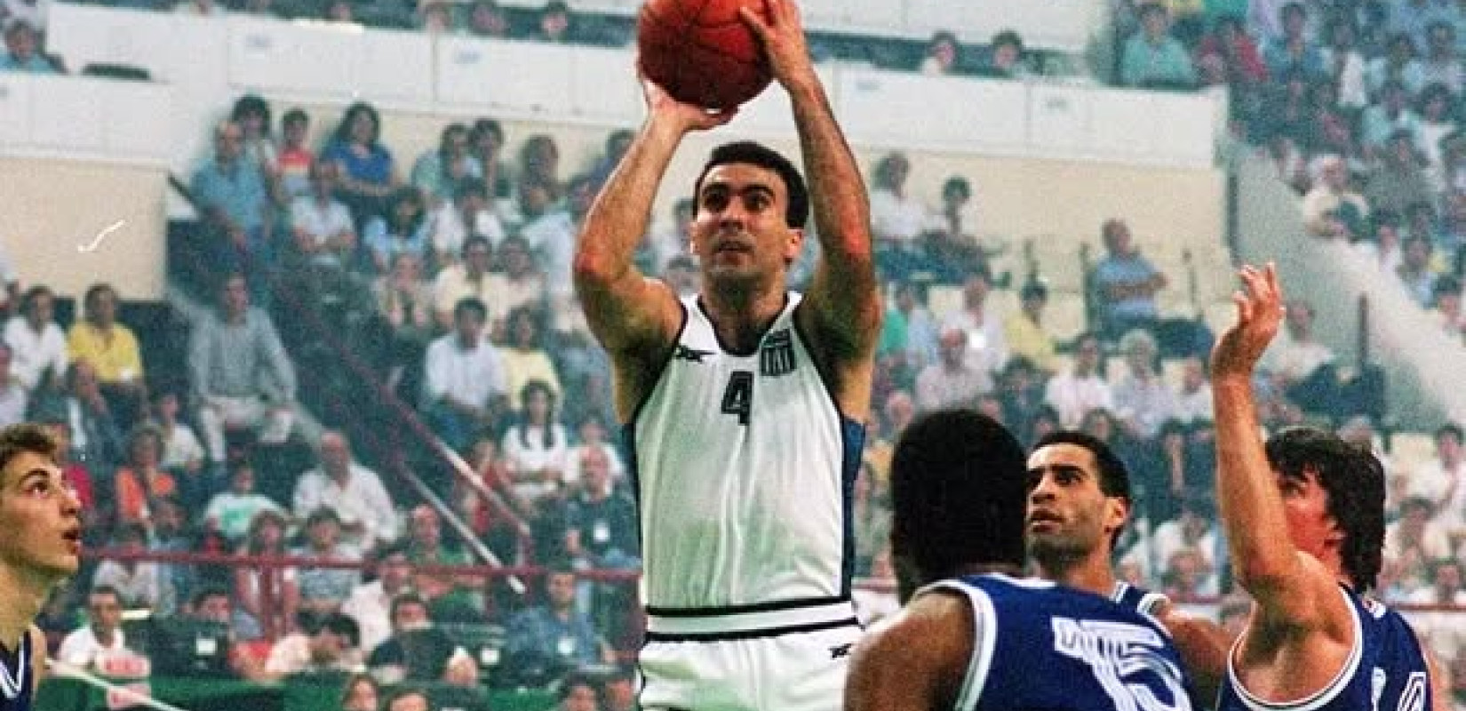 Μπάσκετ: Όταν ο Γκάλης φόρεσε για πρώτη φορά τη γαλανόλευκη φανέλα (βίντεο)