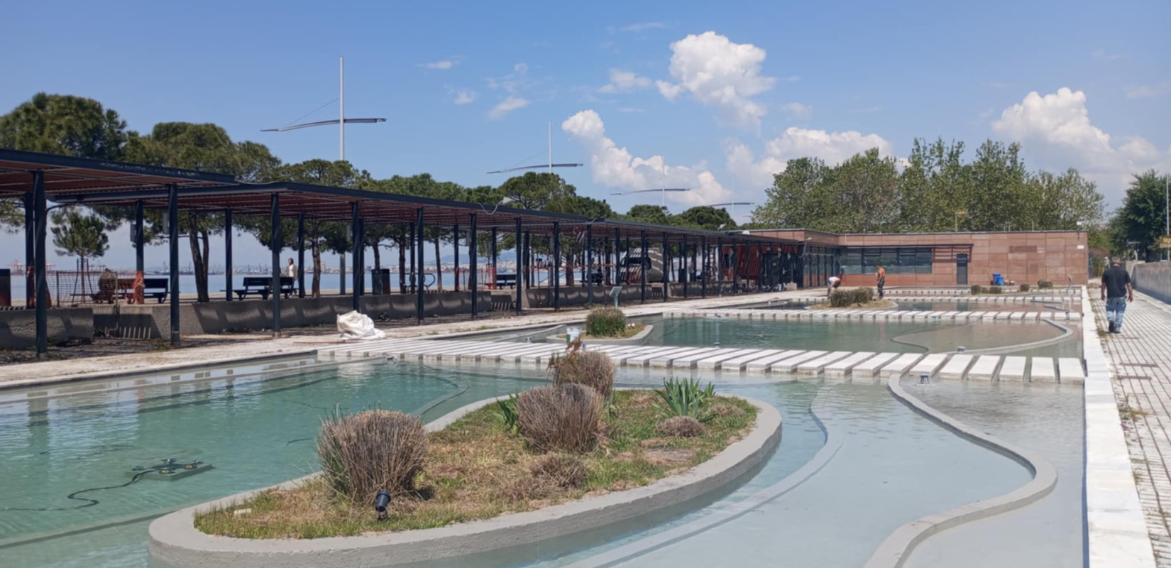 Θεσσαλονίκη: Σε πρώην αντιδήμαρχο του Κ. Ζέρβα δύο από τα γυάλινα περίπτερα της Νέας Παραλίας