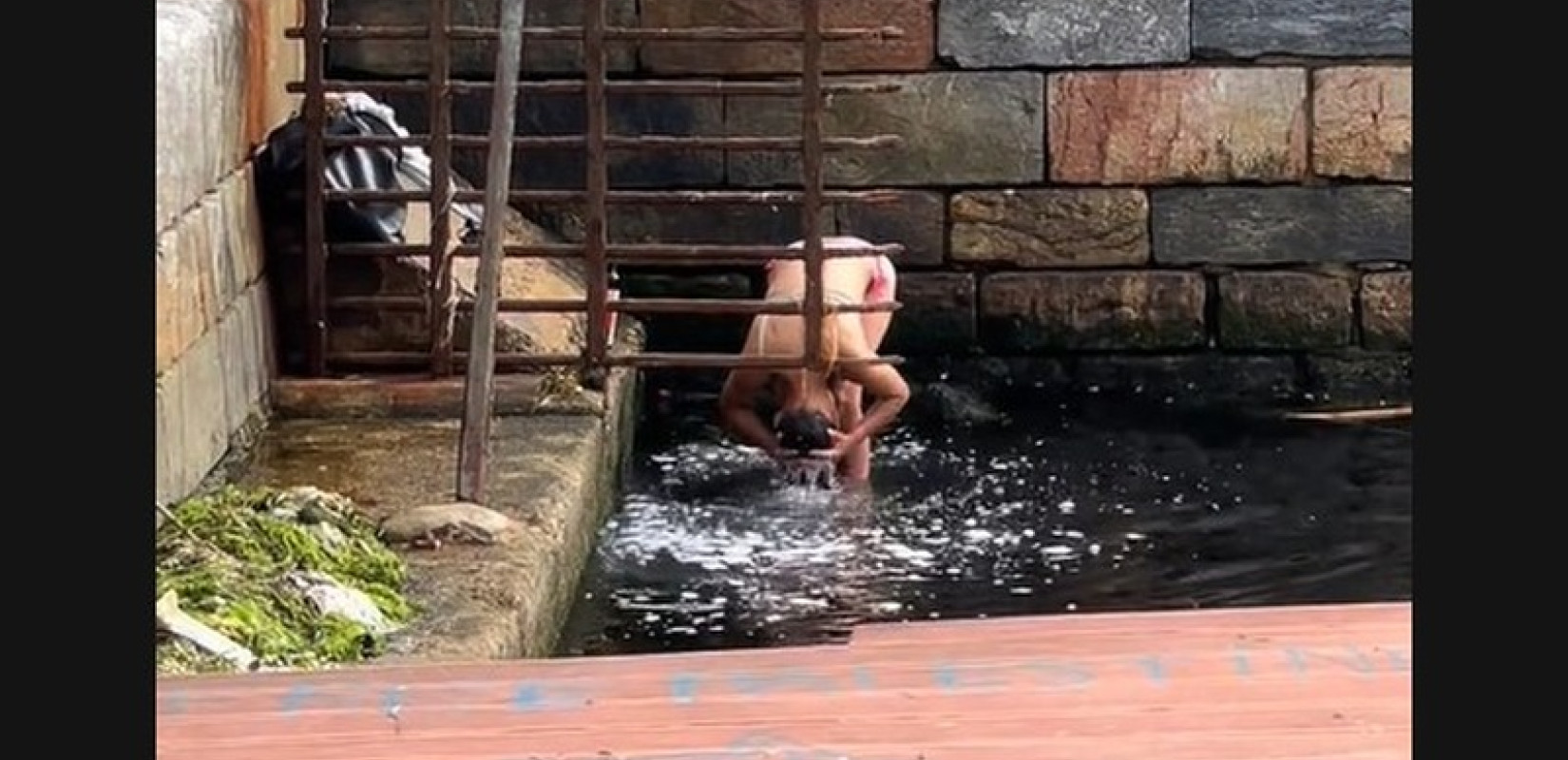 Θεσσαλονίκη: Τολμηρή... νεαρή λούστηκε στα νερά του Θερμαϊκού (βίντεο)