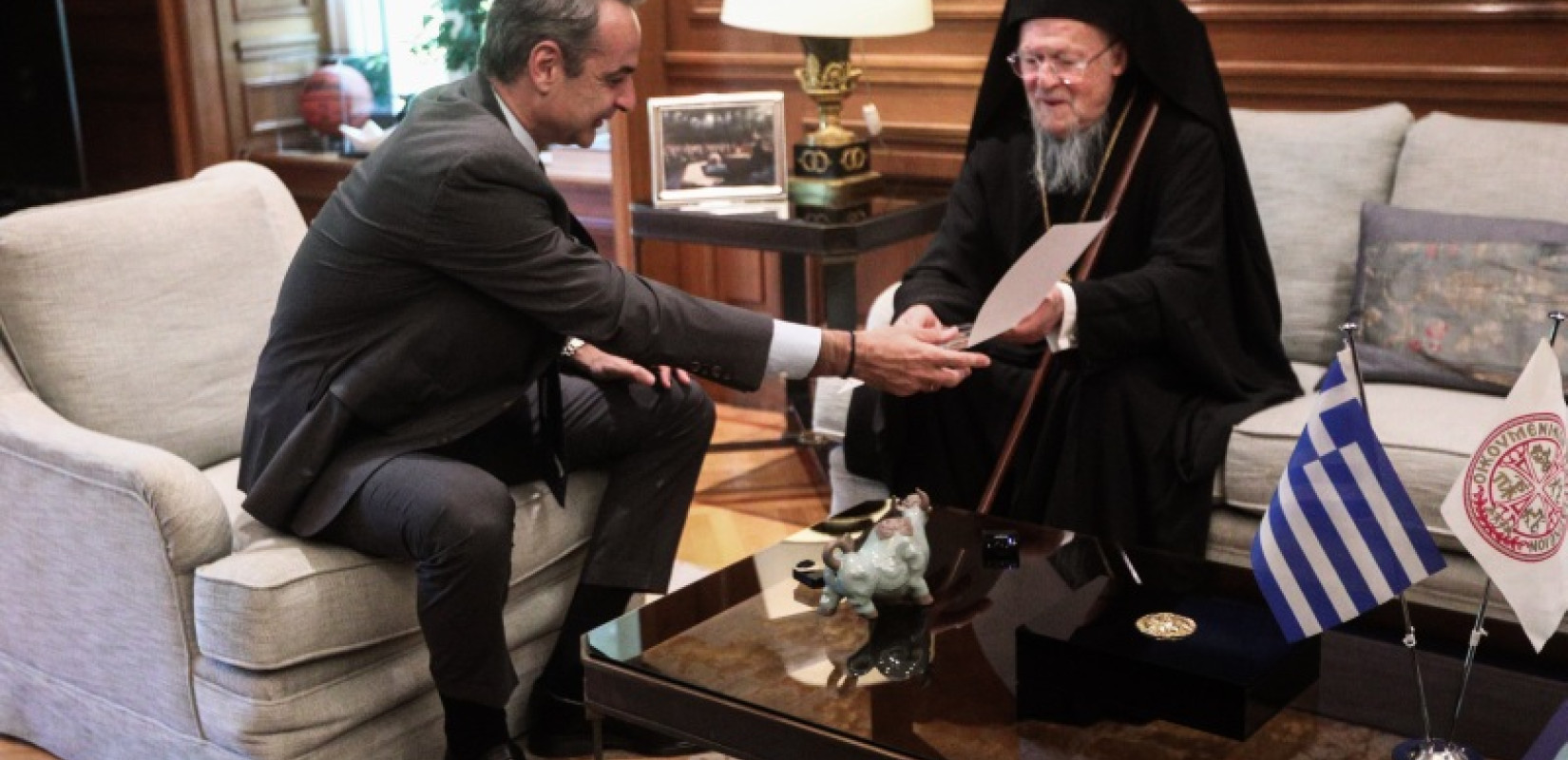 Ο διάλογος του Πρωθυπουργού με τον Οικουμενικό Πατριάρχη - «Μας δίνετε θάρρος να συνεχίσουμε στον δύσκολο δρόμο ανάταξης της πατρίδας» (βίντεο)