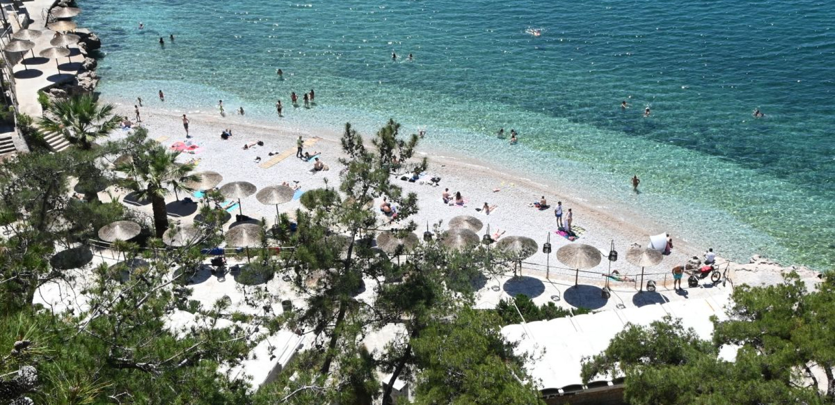 Εύβοια: Αστυνομικός έσωσε μητέρα και παιδί που παρασύρθηκαν από τους ανέμους πάνω σε στρώμα θαλάσσης