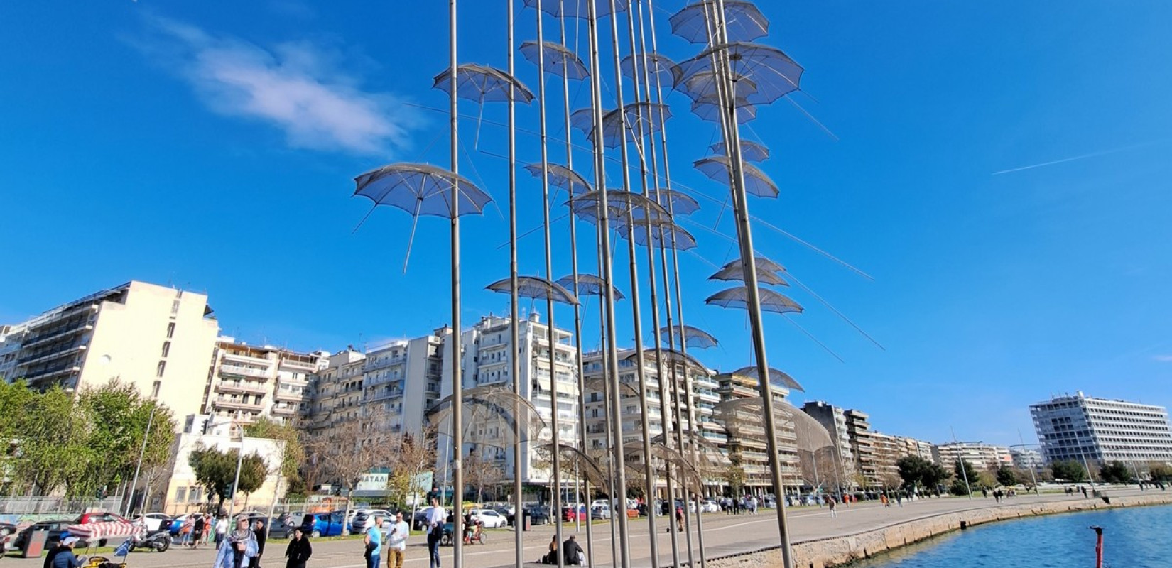 Θεσσαλονίκη - Ζογγολόπουλος: Επισκευάζονται οι «Ομπρέλες», αλλά τα άλλα τέσσερα γλυπτά ρημάζουν