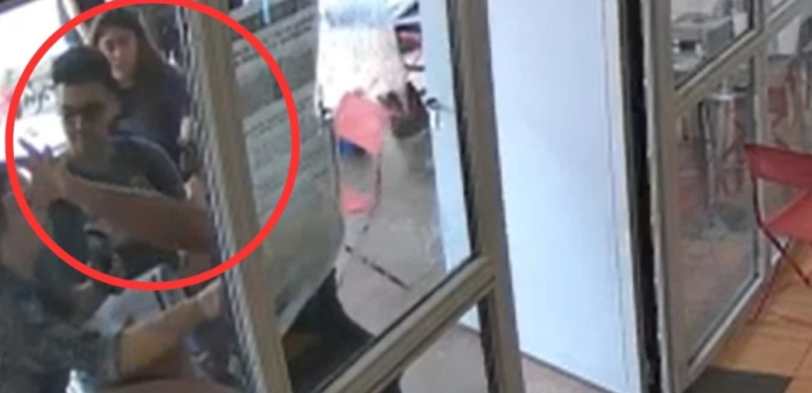 Η στιγμή της επίθεσης στη γυναίκα στο κυλικείο της σχολής Μηχανολόγων στην Πολυτεχνειούπολη - «Μην με ακουμπάς» (βίντεο)