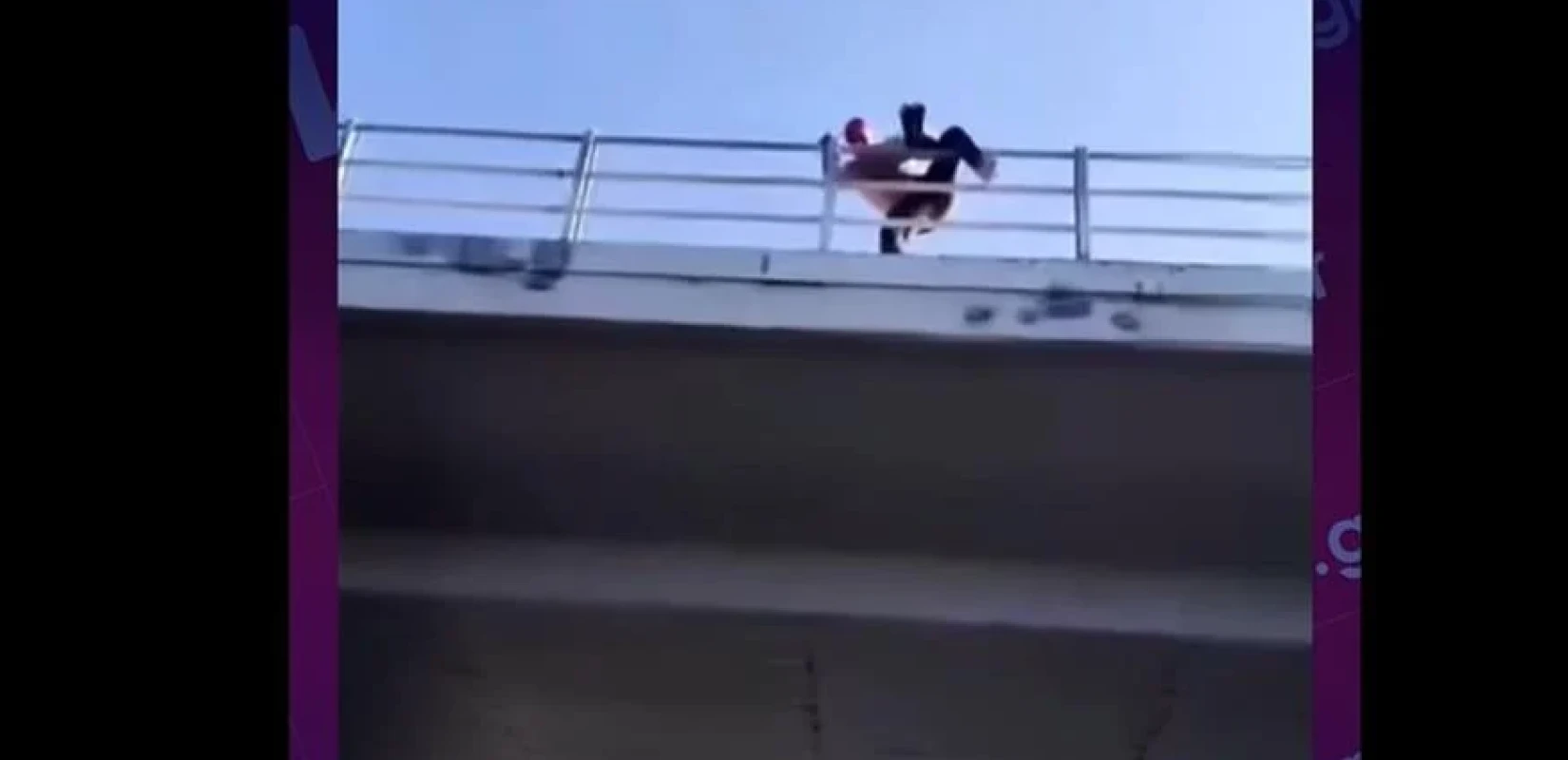 Πάτρα: Άνδρας προσπαθούσε να πέσει από γέφυρα και οι περαστικοί του άλλαξαν γνώμη (βίντεο)