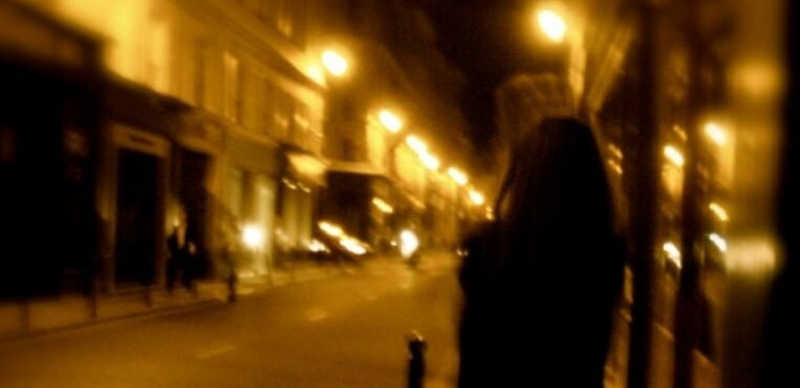 Εξάρχεια: Η σοκαριστική στιγμή που 37χρονος επιτίθεται σε 22χρονη για να τη βιάσει (βίντεο)