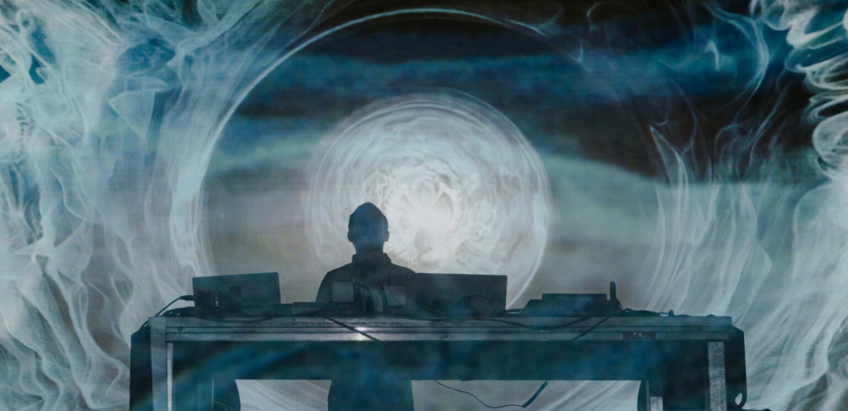 Θεσσαλονίκη: Ο οραματιστής της ηλεκτρονικής μουσικής Max Cooper σε ένα 3D υβριδικό οπτικοακουστικό σόου