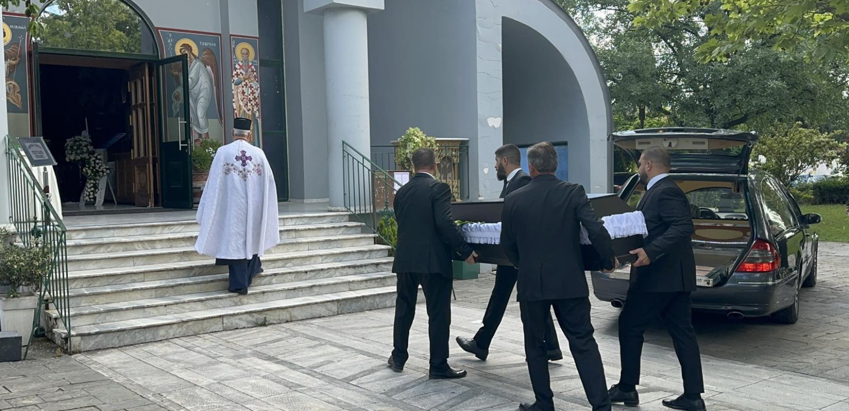 Λάρισα: Σπαραγμός στην κηδεία της 52χρονης - «Θέλω να τον δω, να ρωτήσω γιατί το έκανε», λέει ο πατέρας της (βίντεο)