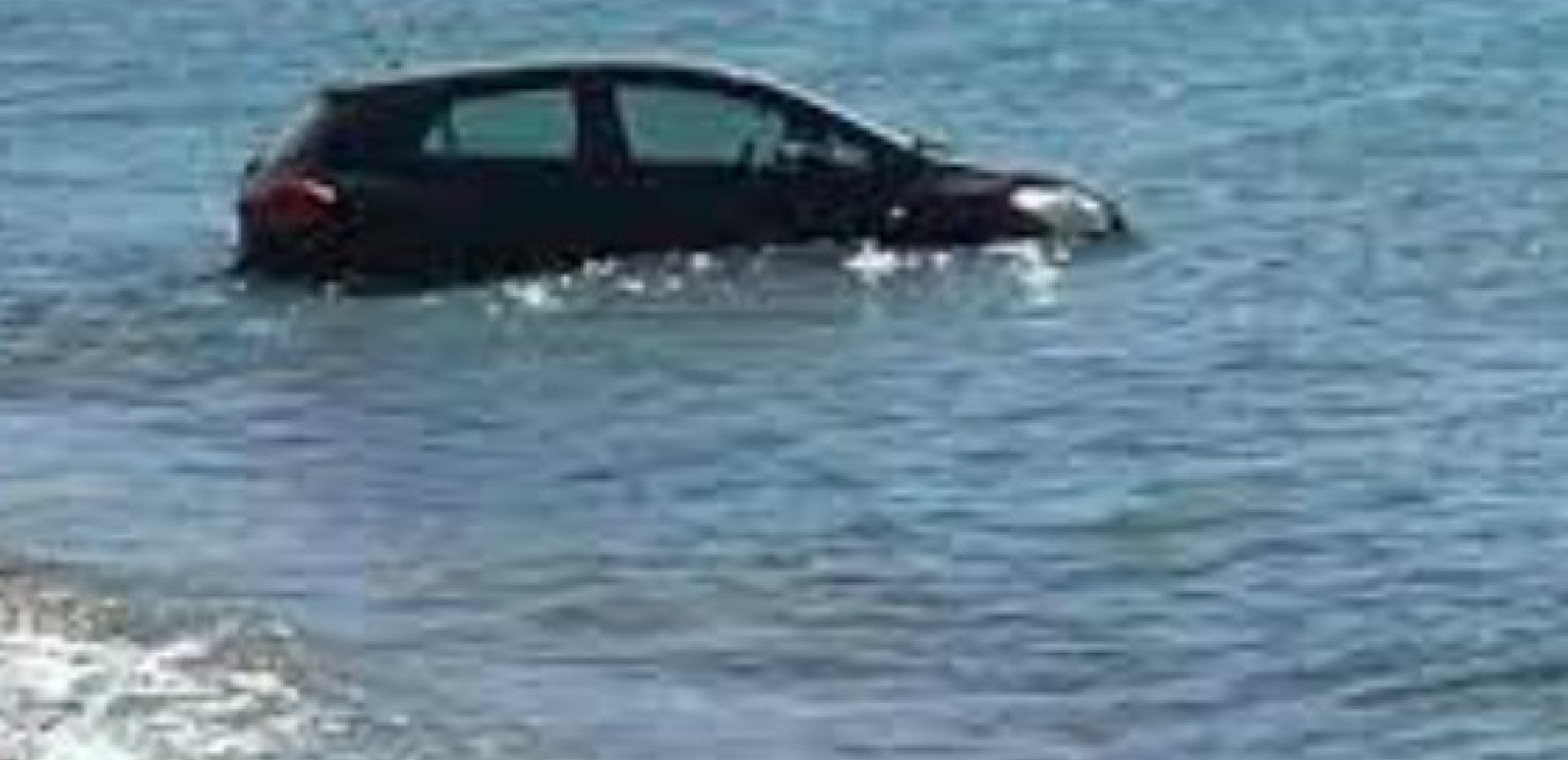 Χαλκιδική: Αυτοκίνητο βρέθηκε στη θάλασσα στην παραλία της Ν. Ποτίδαιας
