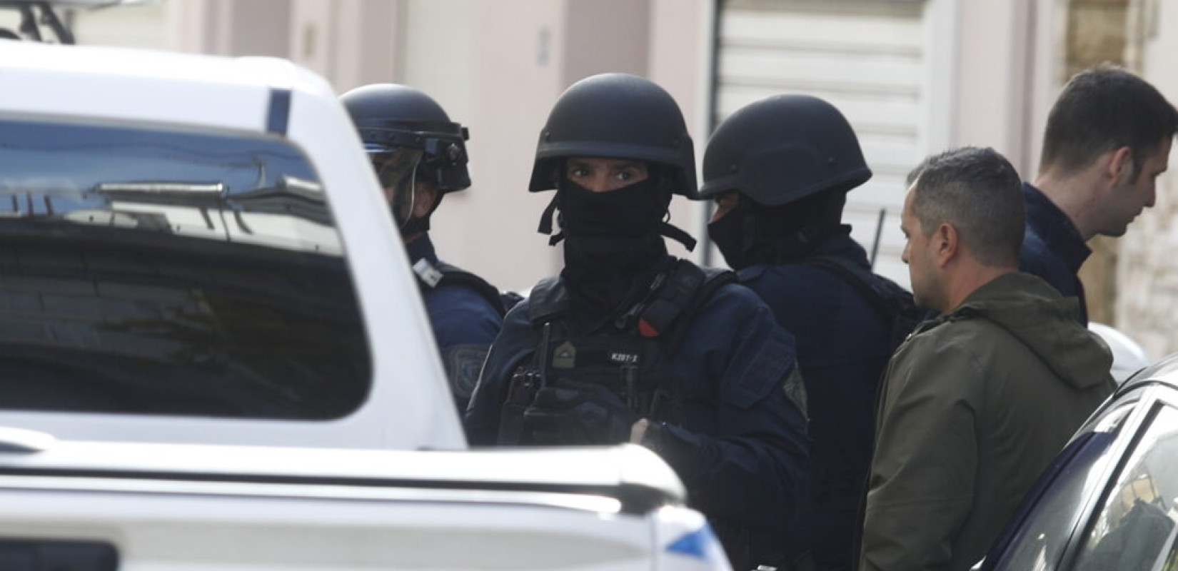 Αγία Βαρβάρα: Μεγάλη επιχείρηση της Δίωξης Ναρκωτικών στις εργατικές κατοικίες – Πάνω από 10 προσαγωγές