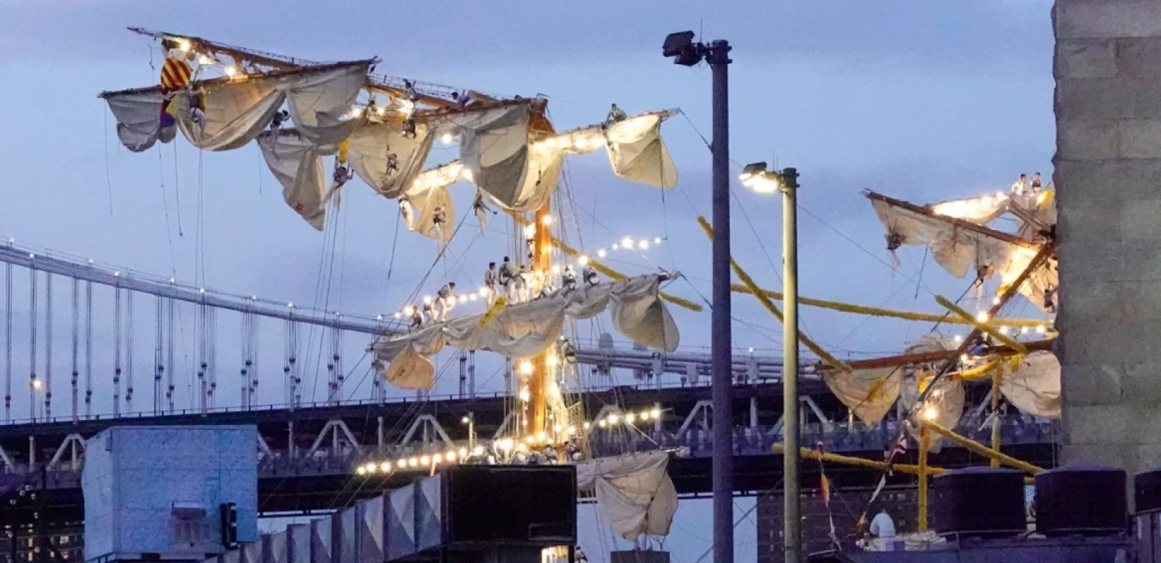 Σοκάρουν οι μαρτυρίες από τη στιγμή της πρόσκρουσης ιστιοφόρου στη γέφυρα Μπρούκλιν: «Βλέπαμε ανθρώπους να κρέμονται από τα κατάρτια για 15 λεπτά!» - Δείτε βίντεο