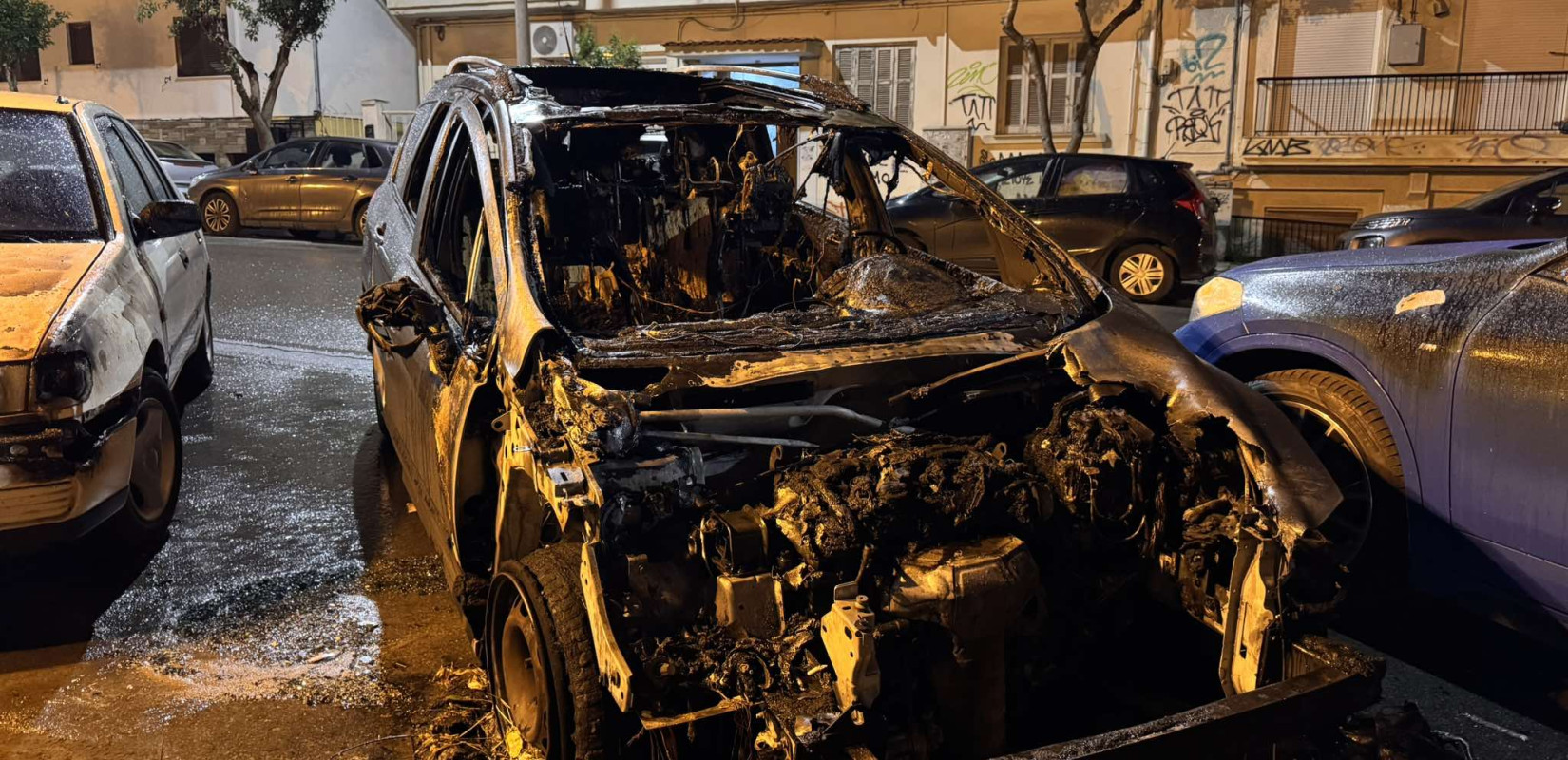 Θεσσαλονίκη: Στις φλόγες ένα αυτοκίνητο στις 40 εκκλησίες- Υλικές ζημιές σε άλλα δύο ΙΧ