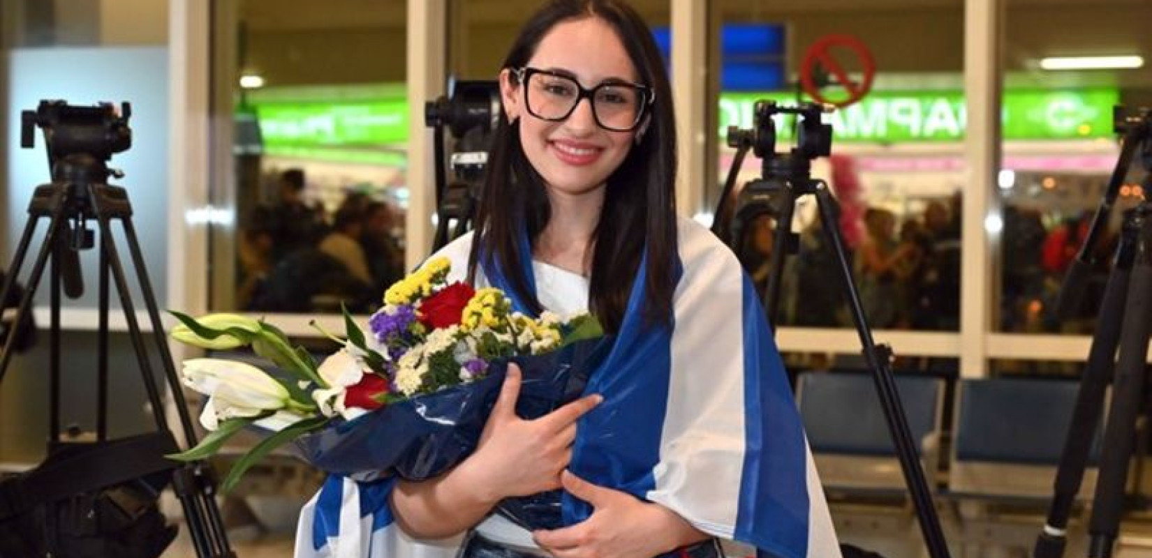 Eurovision 2025: Με χαμόγελα και συγκίνηση επέστρεψε η Klavdia με την ελληνική αποστολή - «Για μένα η 6η θέση ήταν νίκη» (βίντεο)