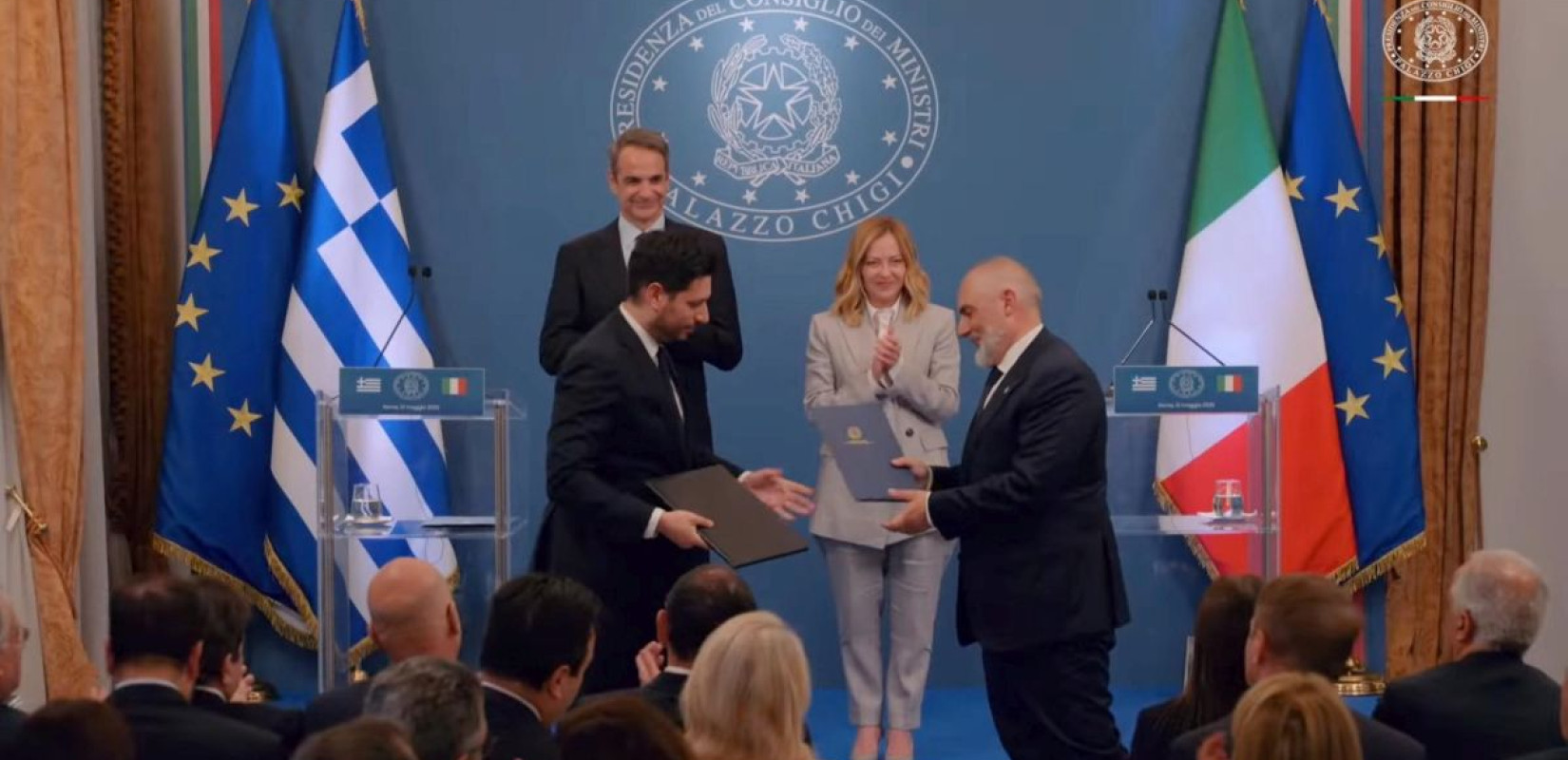 Τα 360 εκατ. ευρώ που υποσχέθηκαν οι Ιταλοί στην κυβέρνηση για τον ελληνικό σιδηρόδρομο Τα 360 εκατ. ευρώ που υποσχέθηκαν οι Ιταλοί στην κυβέρνηση για τον ελληνικό σιδηρόδρομο