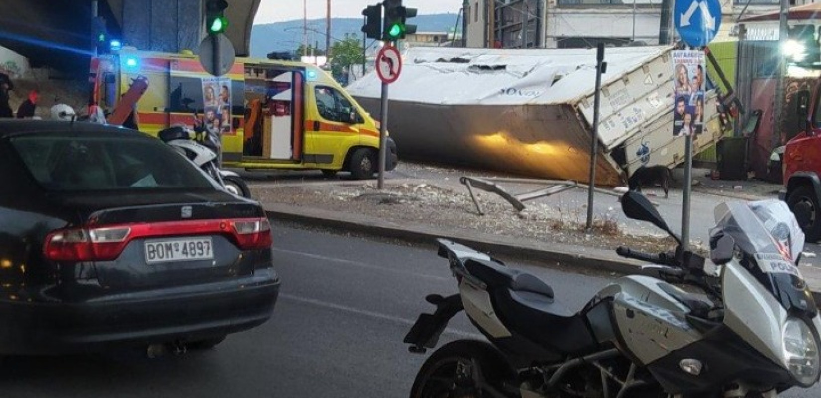 Αθήνα: Νταλίκα έπεσε από τη γέφυρα της Πέτρου Ράλλη