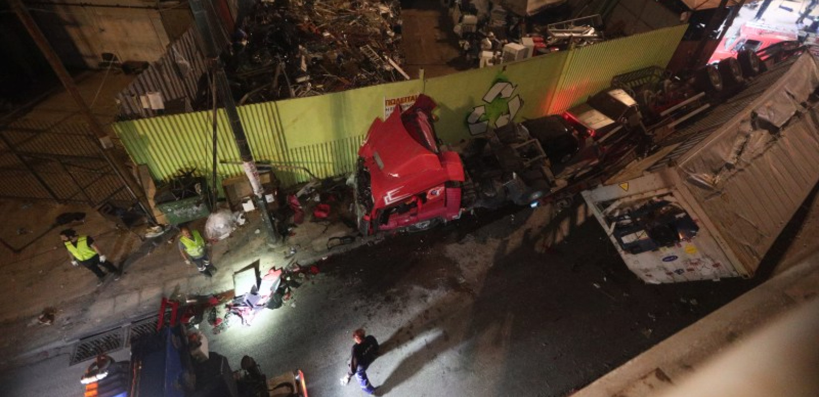 Αθήνα: Απίστευτες εικόνες από το τροχαίο με νταλίκα στην Πέτρου Ράλλη - Από θαύμα δεν περνούσε ΙΧ ή πεζός (βίντεο)