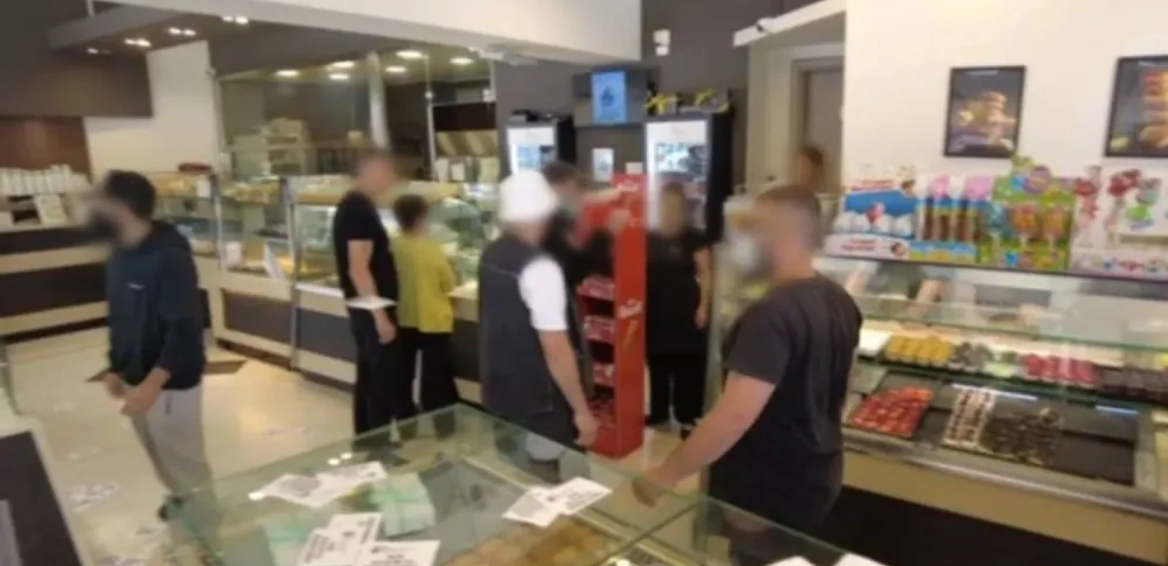 Θεσσαλονίκη: Παρέμβαση Ρουβίκωνα σε γνωστό ζαχαροπλαστείο στα ανατολικά