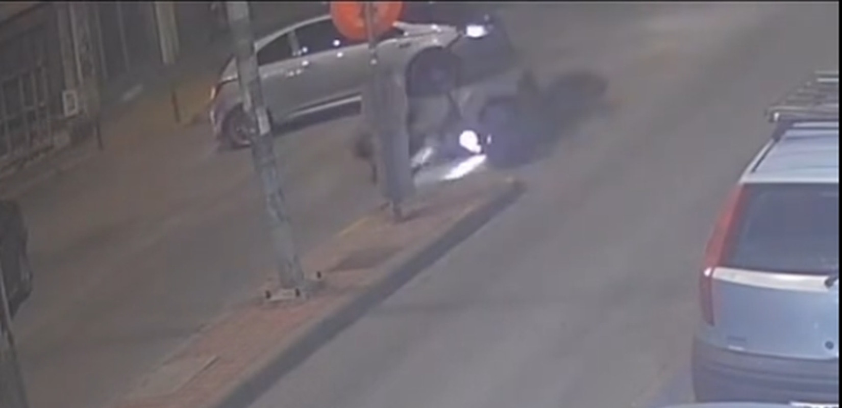 Θεσσαλονίκη: Σοκαριστικό βίντεο από τροχαίο - Εκσφενδονίστηκε αναβάτης μηχανής